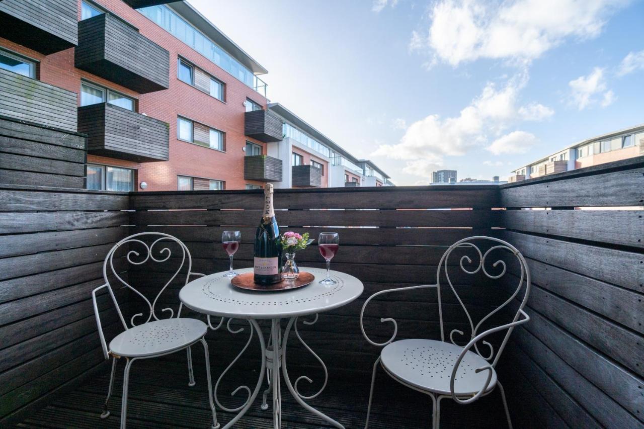 Caliber Stays Birmingham Bliss - Medusa Suite Apartments - Central 2-Bed Retreat - City Attractions, Sleeps 4, Free Netflix, Nearby Parking & Close Proximity - Bullring, Grand Central, The Cube - 5 Minutes Walk Eksteriør bilde