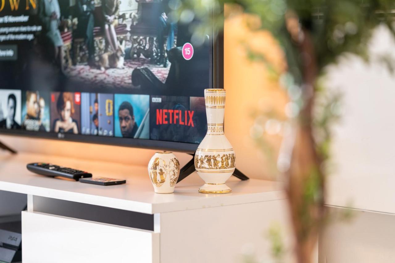 Caliber Stays Birmingham Bliss - Medusa Suite Apartments - Central 2-Bed Retreat - City Attractions, Sleeps 4, Free Netflix, Nearby Parking & Close Proximity - Bullring, Grand Central, The Cube - 5 Minutes Walk Eksteriør bilde